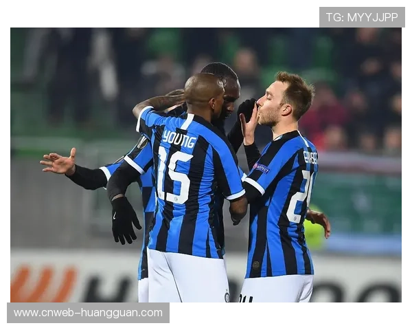 终场哨响，孔蒂拥抱替补奇兵桑托斯感谢绝平进球